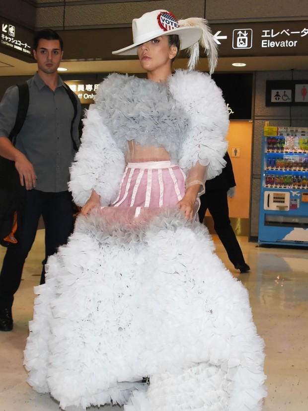 Lady gaga white outlet dress