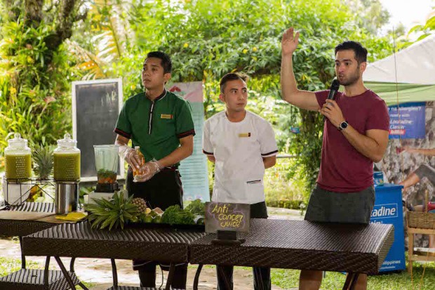 Marco leads the healthy juicing demo at Glamping by Lifestyle Pitch 2 preen