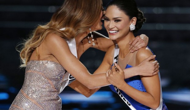 Miss Colombia Ariadna Gutierrez and Philippines' bet Pia Alonzo Wurtzbach oments before the big announcement is made