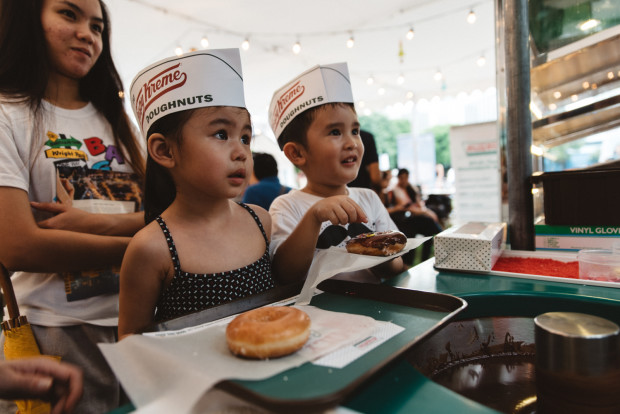 kids making donuts