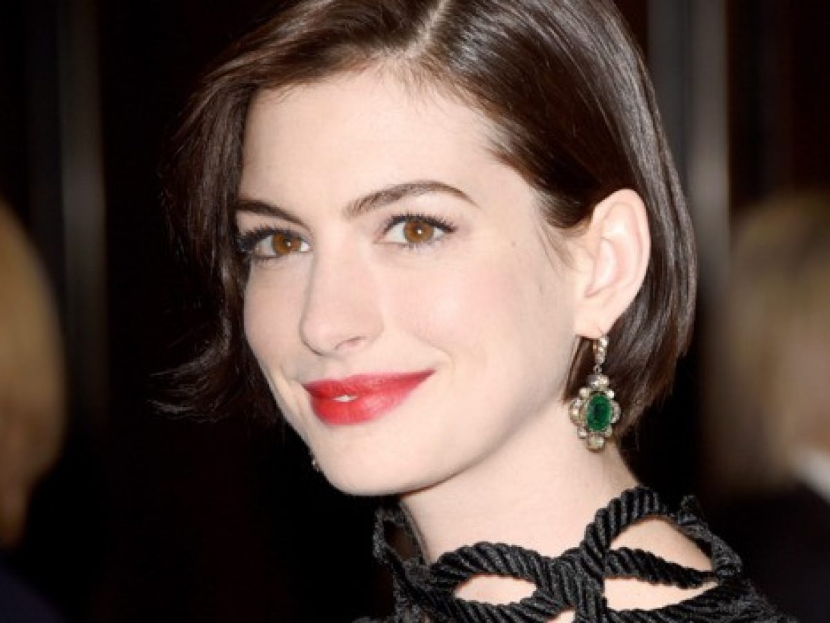 Anne Hathaway Beats the Paparazzi to Reveal Her Growing Baby Bump - Preen.ph