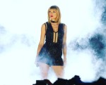 taylor swift performiing on stage