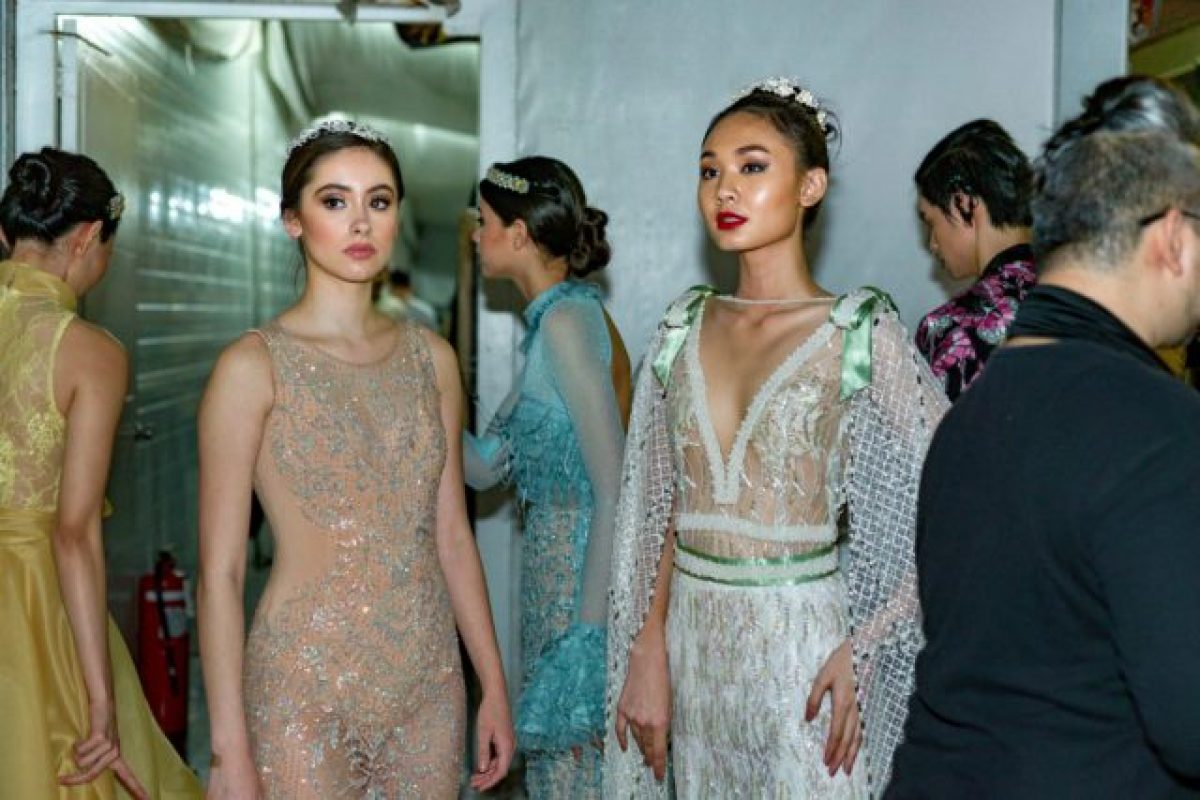 A timeline of what happens backstage at a fashion show