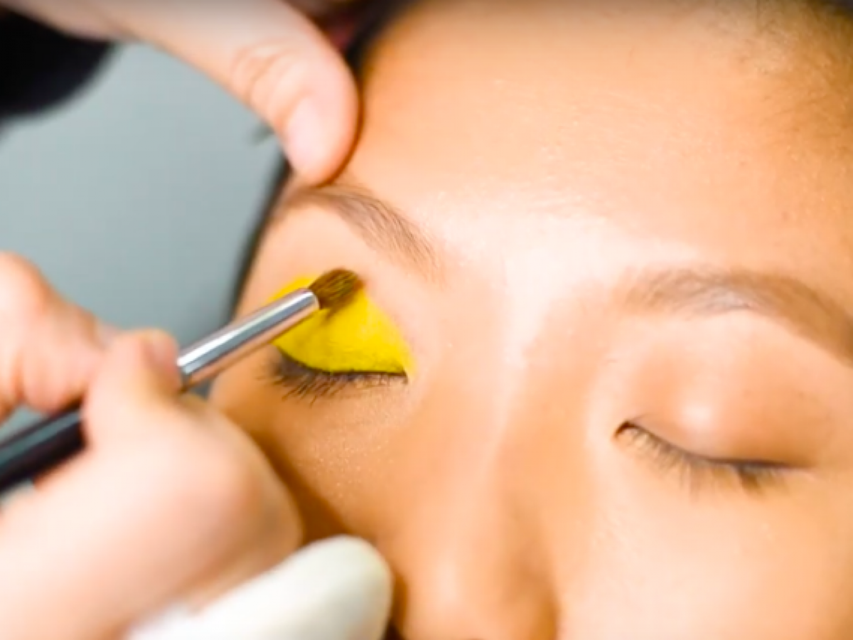 Preen Tries: Bringing back neon eyeshadow and wearing it to work