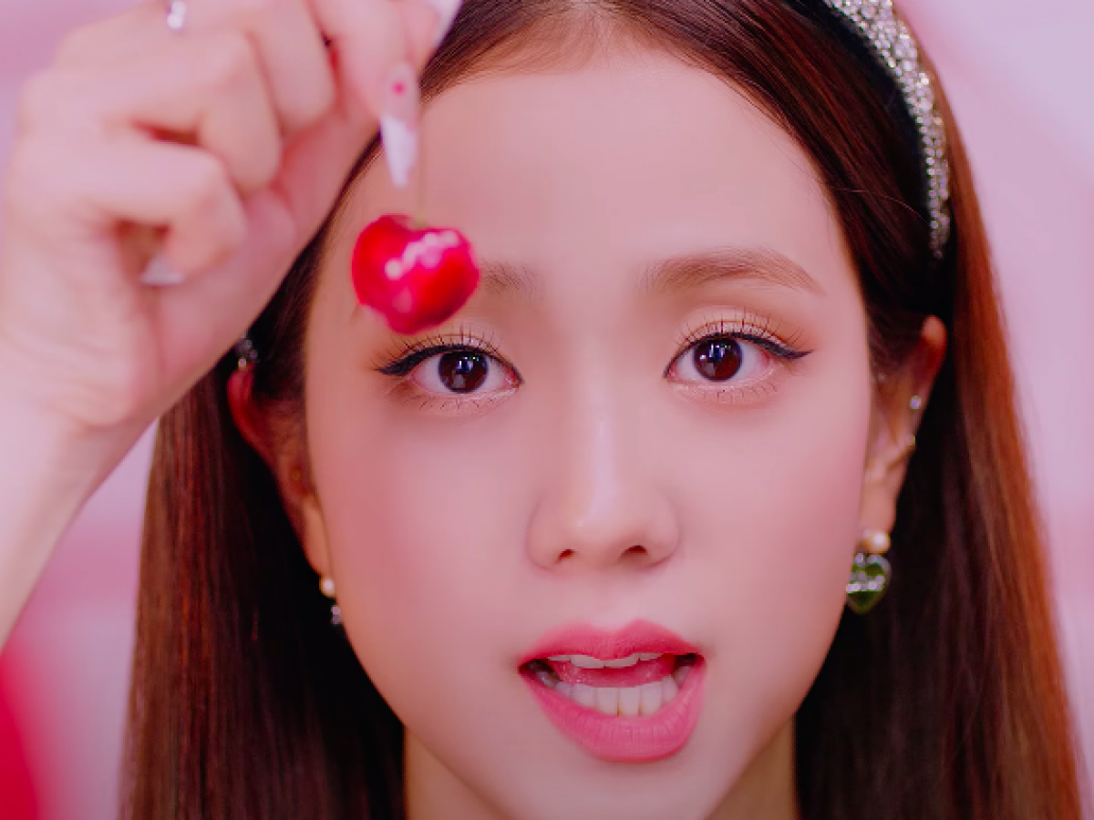 Why is Blackpink Jisoo being bullied for not speaking English well?