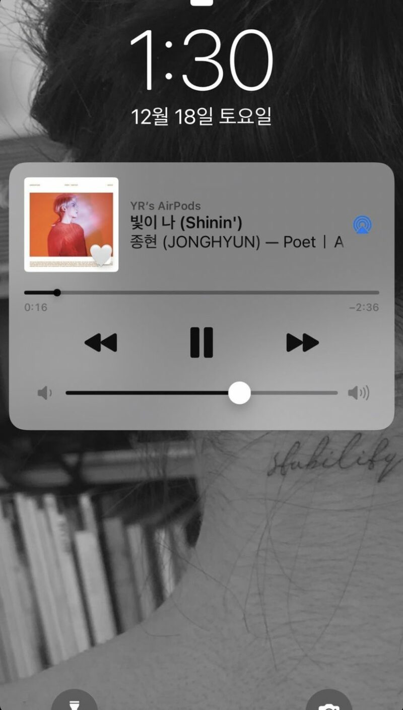 Yeri listening to Jonghyun's song Shinin'